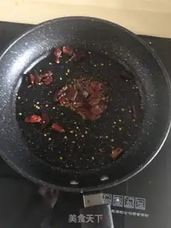 Make Dry peppers, fried golden needles, spinach step 3