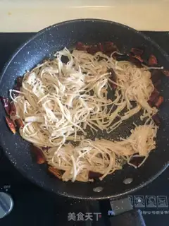 Make Dry peppers, fried golden needles, spinach step 4