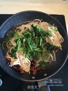Make Dry peppers, fried golden needles, spinach step 5