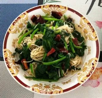 Make Dry peppers, fried golden needles, spinach step 6