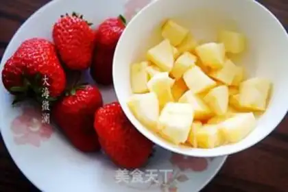 Make Strawberry apple shake step 1