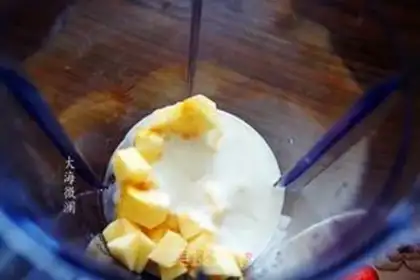 Make Strawberry apple shake step 2