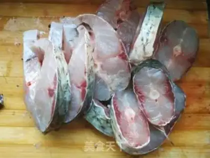 Make Home-cooked grassfish step 1