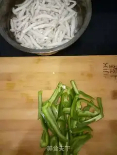Make The green peppers and the white mushrooms step 0
