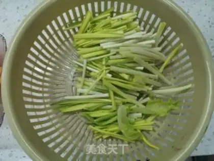Make Garlic sprouts of potatoes and carrots step 1