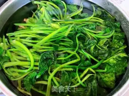 Make The spinach peanuts, the onions, the belly of the sheep step 0