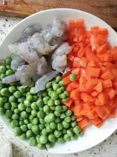 Make cucumber carrot and shrimp step 0