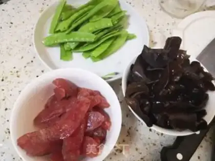 Make Dutch bean ear fried sausage step 0