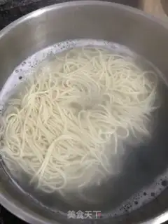 Make Tomato eggs pour noodles step 4