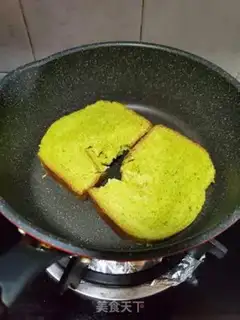 Make Egg sausage sandwich step 1