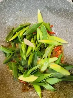 Make Garlic sprouts step 3