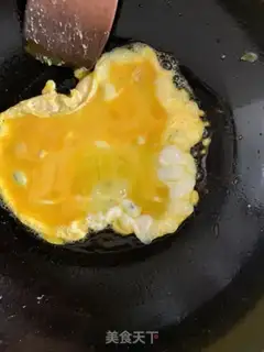 Make Scrambled eggs step 1