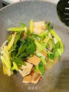 Make Garlic beans dry the pot step 5