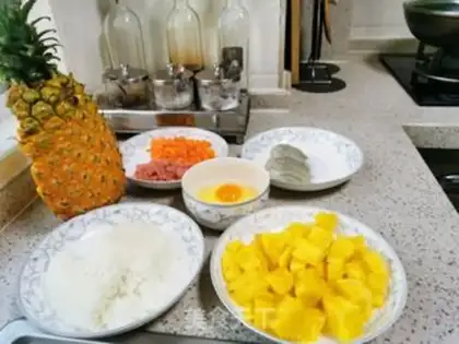 Make Shrimp pineapple rice step 2