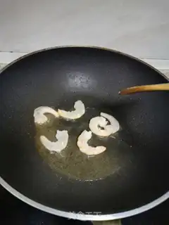 Make Shrimp pineapple rice step 3