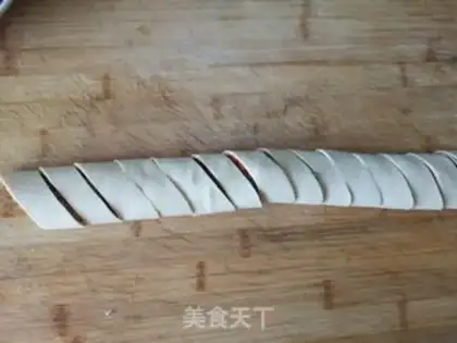 Make Three-swidth bean rolls step 6