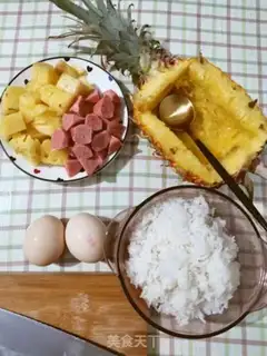 Make Pineapple rice step 1