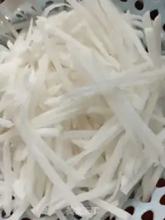 Make Onion radish tofu soup step 1