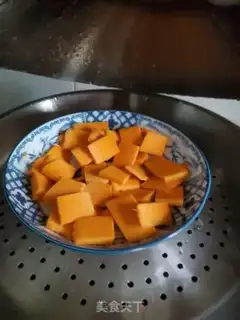 Make Cut the pumpkin buns step 1