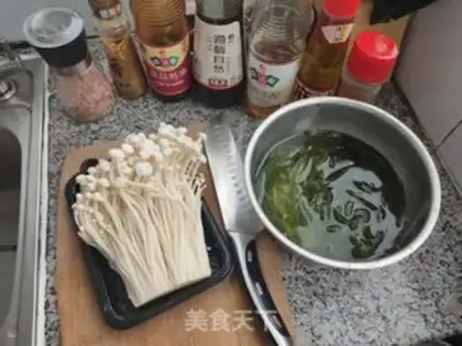 Make Golden mushrooms mixed with seaweed step 0