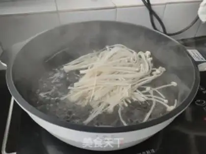 Make Golden mushrooms mixed with seaweed step 1