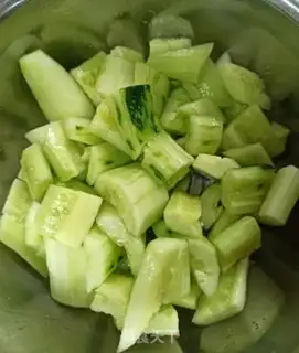 Make Oily spicy cucumbers step 1