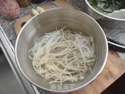 Make Golden mushrooms mixed with seaweed step 2
