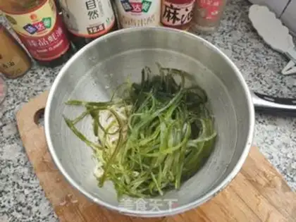 Make Golden mushrooms mixed with seaweed step 3