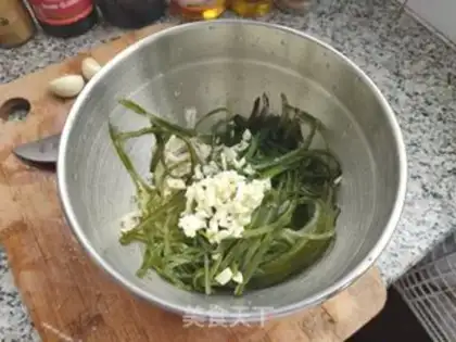 Make Golden mushrooms mixed with seaweed step 4