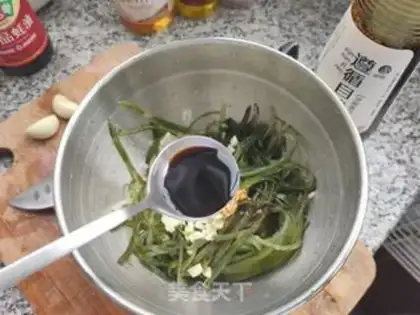 Make Golden mushrooms mixed with seaweed step 5
