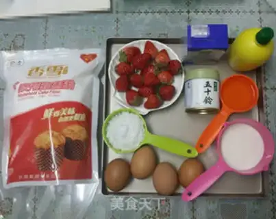 Make Strawberries with tea and cream cake rolls step 0