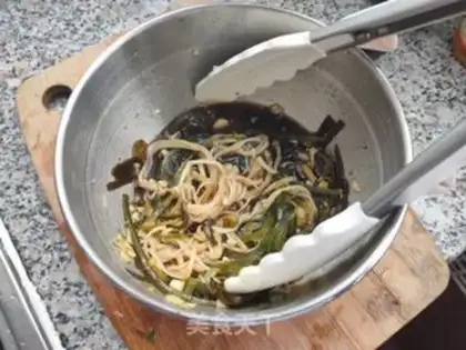 Make Golden mushrooms mixed with seaweed step 7