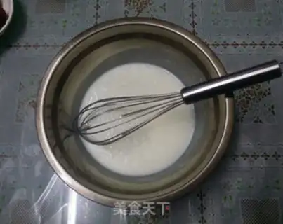 Make Strawberries with tea and cream cake rolls step 1