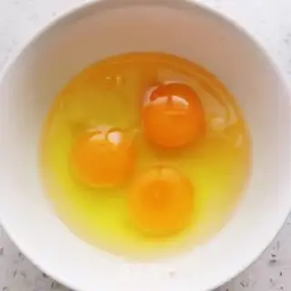Make Peas fried eggs step 1