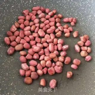 Make Little oil, fried peanut rice step 2