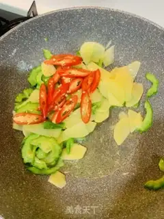 Make Korean hog-rich spinal bone potato soup step 3