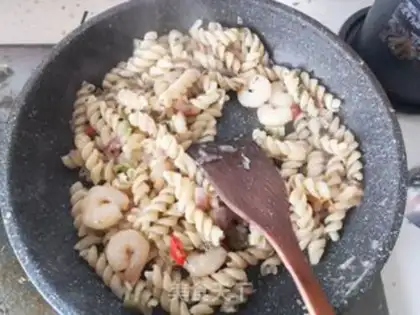 Make Garlic shrimp pasta step 4