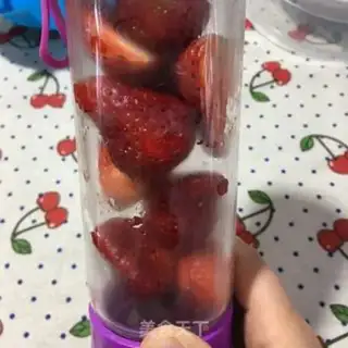 Make Strawberry juice with yogurt step 2