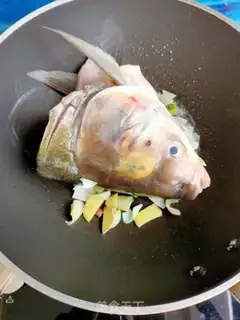 Make Tomato vegetable fish head soup step 7