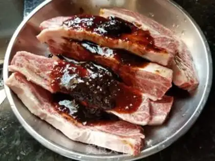 Make Black pepper roasted cowboy bones step 1