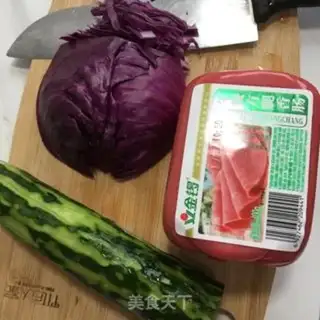 Make A vegetable salad in ham step 0