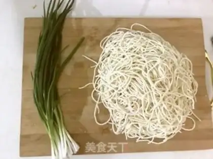 Make Onion noodles step 0