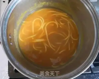 Make Curry shrimp noodles step 1