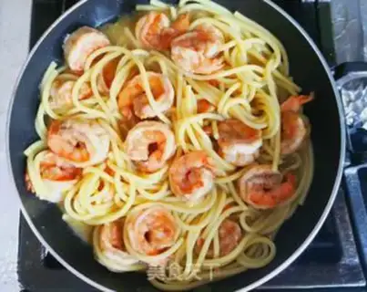 Make Curry shrimp noodles step 3