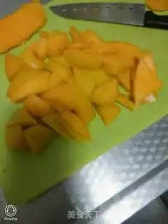 Make Mango pot-planted milkshake step 1