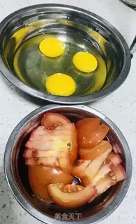 Make Tomato fried eggs step 1