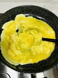 Make Tomato fried eggs step 2