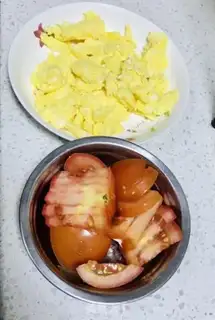 Make Tomato fried eggs step 4