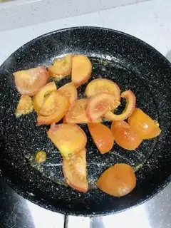 Make Tomato fried eggs step 5