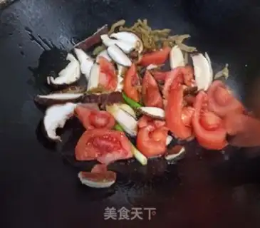 Make Tomato mushroom egg noodles step 4